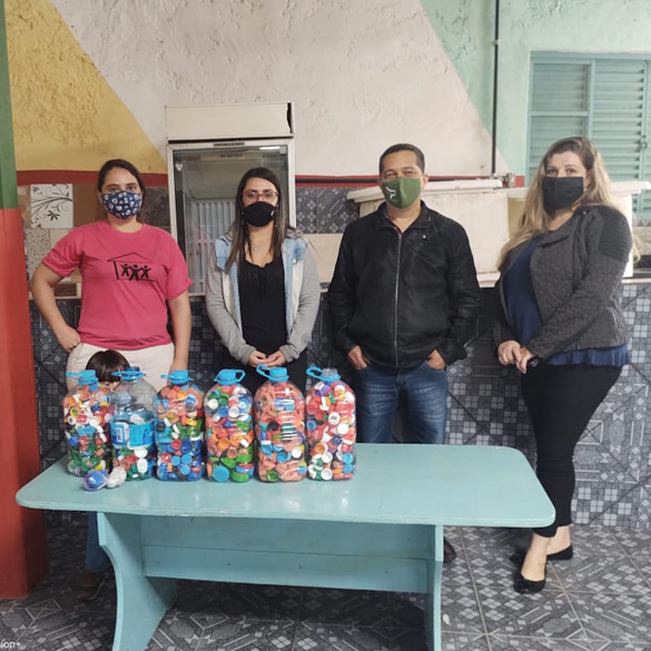 Empresa de Cotia faz doação de tampinhas plásticas